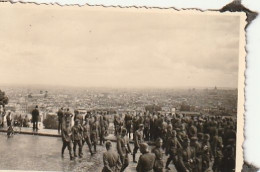 Foto Deutsche Soldaten Bei Besichtigung Von Paris - Montmartre - 2. WK - 8*5cm (69564) - War, Military