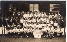 Carte Photo De Jeune Garcons  Et D'hommes D'une Fanfare Avec Leurs Instruments Posant Pour La Photo Vers 1930 - Anonymous Persons