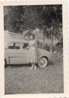 PHOTO-ORIGINALE- UNE FEMME ET L'AUTOMOBILE VOITURE ANCIENNE SIMCA ARONDE 1960 - Cars