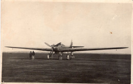 RARE Carte Photo D'un Avion , Un Dewoitine D.33 Faisant Le Plein Sur Un Aérodrome ( Construit En 2 Exemplaire Pour Battr - Aviazione