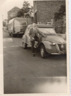 PHOTO-ORIGINALE- UN HOMME ET L'AUTOMOBILE VOITURE ANCIENNE 2 CV 1950/60 - Cars