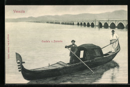 AK Venedig / Venezia, Gondola Con Felze E Ponte Della Ferrovia  - Other & Unclassified