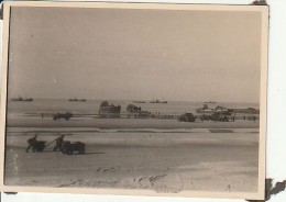 Foto Fahrzeuge Und Frachter Am Strand - Deutsche Soldaten - 2. WK - 8*5cm (69571) - Guerra, Militari