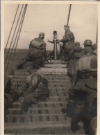 Foto Deutsche Soldaten Auf Einem Boot - 2. WK - 8*5cm (69572) - Guerra, Militari