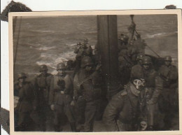 Foto Deutsche Soldaten Auf Boot - 2. WK - 8*5cm (69575) - Guerra, Militari