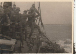 Foto Deutsche Soldaten Auf Boot - 2. WK - 8*5cm (69576) - Guerra, Militari