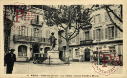 FRANCIA. FRANCE. ARLES. Place Du Forum Les Hôtels Statue De Frédéric Mistral - Arles