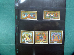 1969, Bhoutan, Série Cpl, Timbres, Bouddha, En Soie, Neufs **  - Bhutan