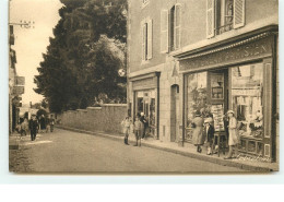 CANCALE - Rue Du Port - Grand Bazar Parisien - Vente De Cartes Postales - Cancale