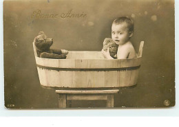 Bonne Année - Enfant Et Un Ourson Dans Un Baquet - Teddy Bear - Jeux Et Jouets