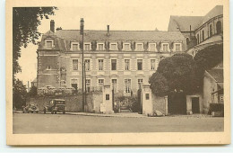 BEAUGENCY - Grand Hôtel De L'Abbaye - Son Entrée - Ses Chambres Donnant Touts Sur La Loire - Beaugency