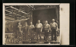 Foto-AK Fabrikarbeiter Mit Hämmern Vor Einer Maschine Während Des Weltkriegs 1914  - Industry