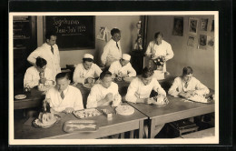 AK Junge Bäcker Bei Einem Tageskurs 1933, Backen Verschiedener Kuchen  - Autres & Non Classés