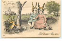 A Happy Easter - Lièvre épiant Deux Enfants Portant Des Oreilles De Lapins - Ostern