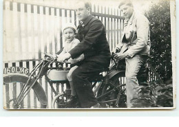 Carte-Photo - Deux Hommes Et Un Enfant Sur Une Moto - Motorfietsen