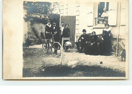 Carte-Photo - Famille Dans Une Cour - Vélo - A Identifier