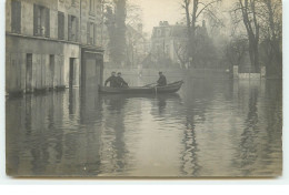 Carte Photo à Localiser - Inondations - Hommes Dans Une Barque - A Identifier