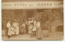 Carte Photo - PAVILLONS-SOUS-BOIS - Personnes Devant L'Hôtel Des Anges - Autres & Non Classés