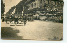 Carte Photo - PARIS IX - Défilé Militaire Passant Devant Le Café De La Paix - Soldats Grecs - District 09