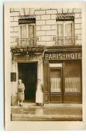 Carte Photo - PARIS - Couple Devant Un Hôtel N°70 - Cafés, Hôtels, Restaurants