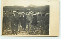 Carte Photo - Hommes Et Jockeys En Italie - Hippodrome D' Aix Les Bains ? - Paardensport