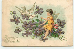 Carte Gaufrée - Souvenir D'Amitié - Ange Assis Dans Des Fleurs Avec Une Colombe Apportant Une Lettre - Sonstige & Ohne Zuordnung