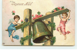 Carte Gaufrée - Joyeux Noël - Anges Faisant Sonner Une Cloche à L'aide D'une Balancelle - Andere & Zonder Classificatie