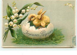 Carte Gaufrée - Joyeuses Pâques - Poussin Sortant D'un Oeuf Et Des Brins De Muguet - Ostern