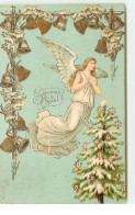 Carte Gaufrée - Joyeux Noël - Ange Gardien Volant Au-dessus D'un Sapin Décoré - Autres & Non Classés