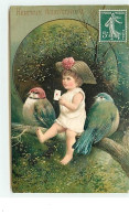 Carte Gaufrée - Heureux Anniversaire - Enfant Sur Une Branche Entre Deux Oiseaux - Anniversaire