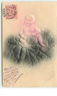 Carte Gaufrée - Bébé Dans Un Chou - Baby's
