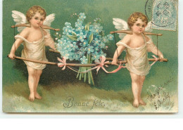 Carte Gaufrée - Bonne Fête - Anges Portant Un Bouquet De Fleurs - Engel