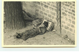 Carte-Photo - PARIS - Homme Dormant Par-terre - Autres & Non Classés