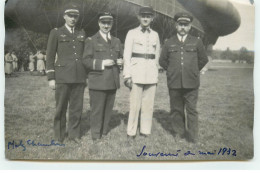 Carte Photo - METZ Aviateurs Près D'un Dirigeable Mai 1932 - Aeródromos