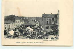 LATILLE - La Place Un Jour De Marché - Other & Unclassified
