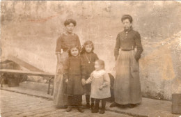 Carte Photo De Deux Femme élégante Avec Trois Petite Fille Posant Dans La Cour De Leurs Maison Vers 1910 - Anonymous Persons