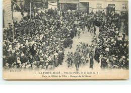 LA FERTE MACE - Fête Des Fleurs, Le 10 Août 1913 - Place De L'Hôtel De Vile - Groupe De La Chasse - La Ferte Mace