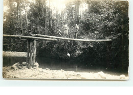 Hommes Traversant Un Pont En Bois - Ecuador