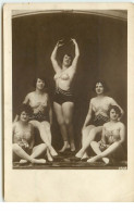 Groupe D'Acrobates Ou De Danseuses - Cirque