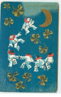 Carte Gaufrée - Souvenir Affectueux - Pierrots Dansant Au Milieu De Trèfles Sous Un Croissant De Lune - Autres & Non Classés