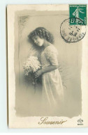Enfant - Grete Reinwald Tenant Un Bouquet De Fleurs Blanches - Souvenir - Portraits