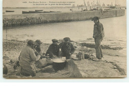 Nos Marins Bretons - Pêcheurs Sardiniers Mangeant La Cautriade Sur La Grève De SAINT-GUENOLE - Other & Unclassified