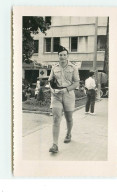 Militaire Dans Une Rue Devant Une Pharmacie Peut-être à Saïgon - Viêt-Nam