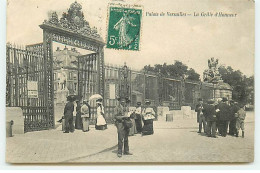 VERSAILLES - Palais De Versailles - La Grille D'Honneur - Vendeur De Cartes Postales - Versailles (Château)