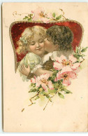 Carte Gaufrée - Fantaisie - Jeune Couple S'embrassant Près De Fleurs - Autres & Non Classés