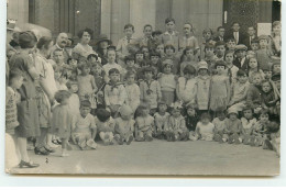 Carte Photo à Localiser - Photo De Groupe D'enfants Et D'adultes 1927 - A Identifier