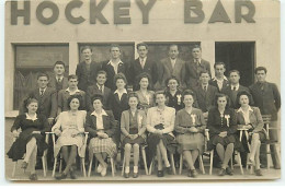Carte Photo - VILLARD-DE-LANS - Jeunes Femmes Et Jeunes Hommes Devant Le Hockey Bar - Villard-de-Lans