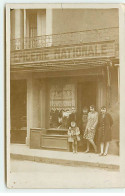 Carte Photo - Femmes Et Enfant Devant La Devanture D'une Epicerie Nationale - Winkels