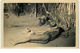 PAPOUASIE - Hommes Dormant Dans Une Case - Copyright Jaap Zindler - Papua Nuova Guinea