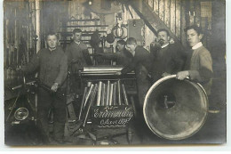 Carte Photo - Hommes Dans Un Atelier - Tuyaux Métalliques - Erinnerung Ostern 1914 - Ambachten